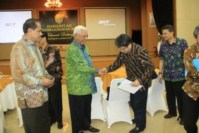 Gubernur Kaltim Dr H Awang Faroek Ishak & CDE Aviation